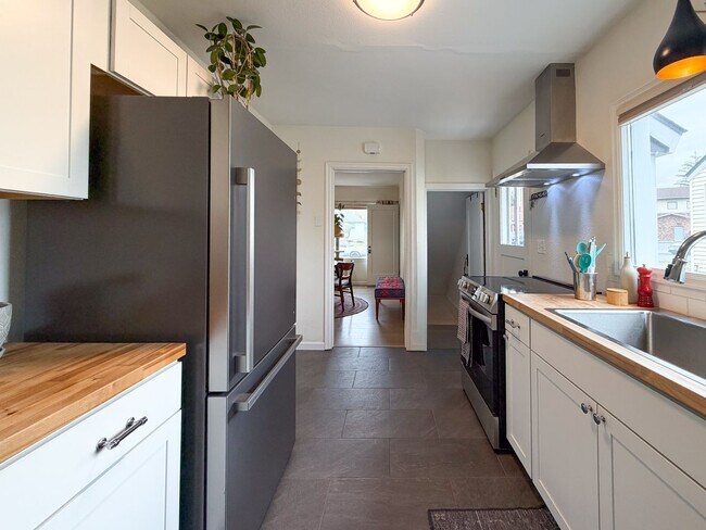 Foto del edificio - Spacious 2-Bedroom, 3-Bath Home in Spokane with Modern Comforts