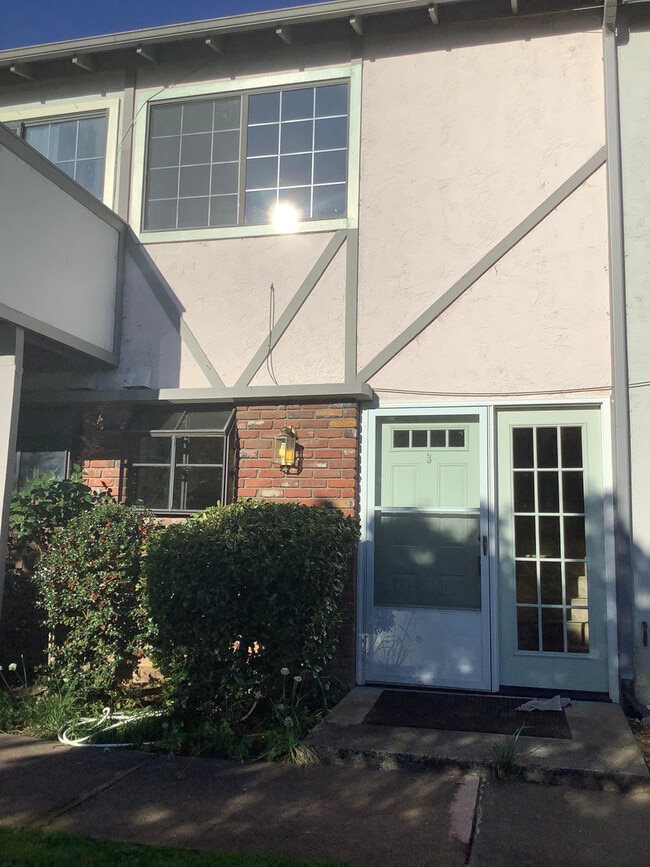 Building Photo - Two Bedroom Townhouse near Ashland Community Hospital