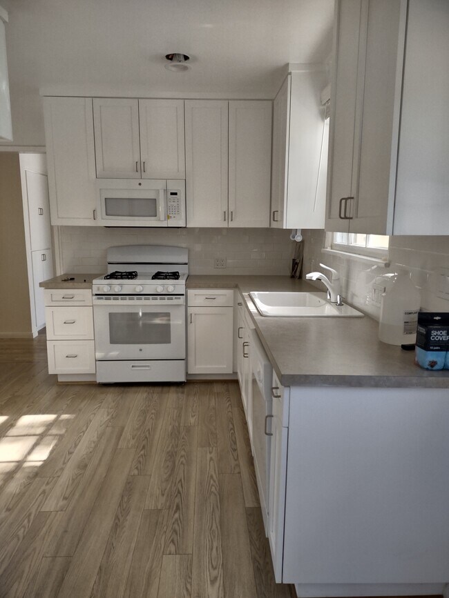 Building Photo - 4911 Greenbush Ave