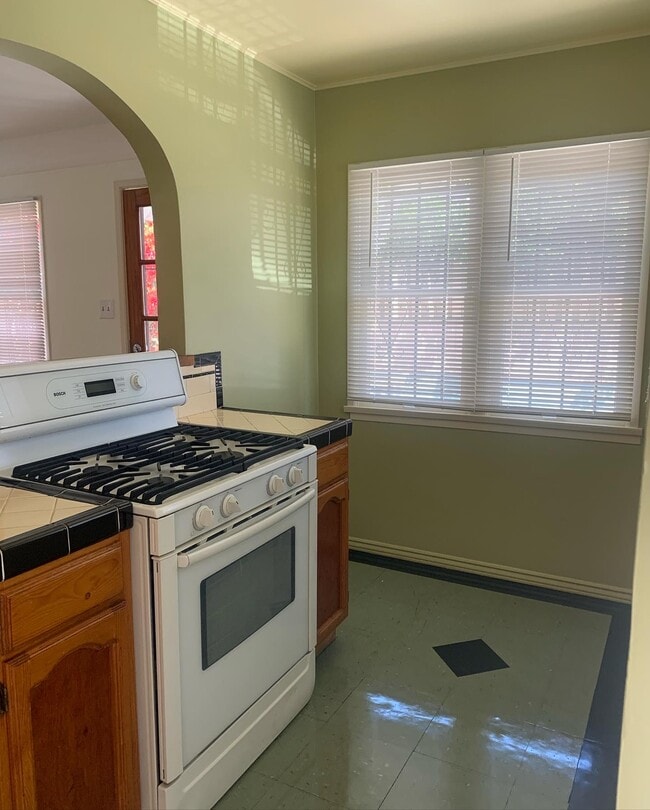 Stove - 4314 Willow Brook Ave