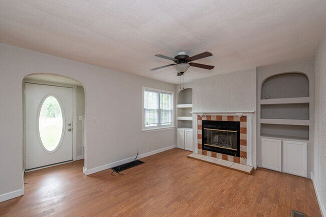 Building Photo - COLERAIN- 2+ BED/1+ BATH W/ LARGE YARD