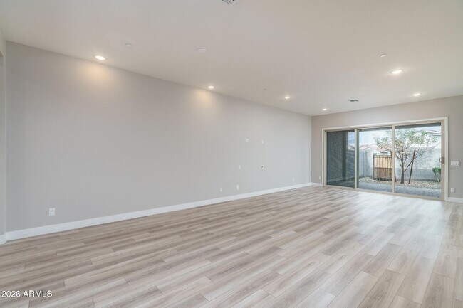 Foto del edificio - 14058 W Hubbell St