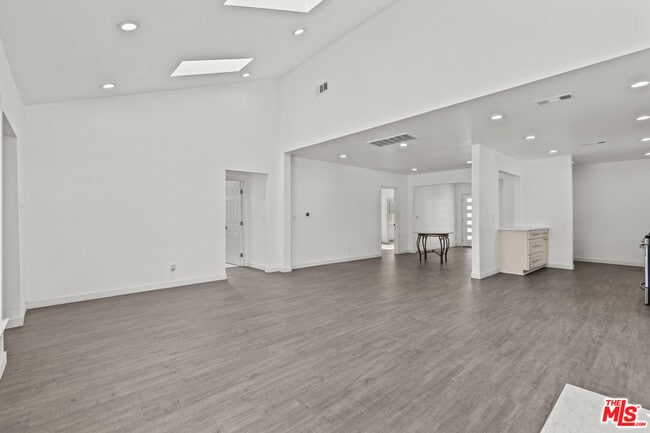 Building Photo - 15153 La Maida St