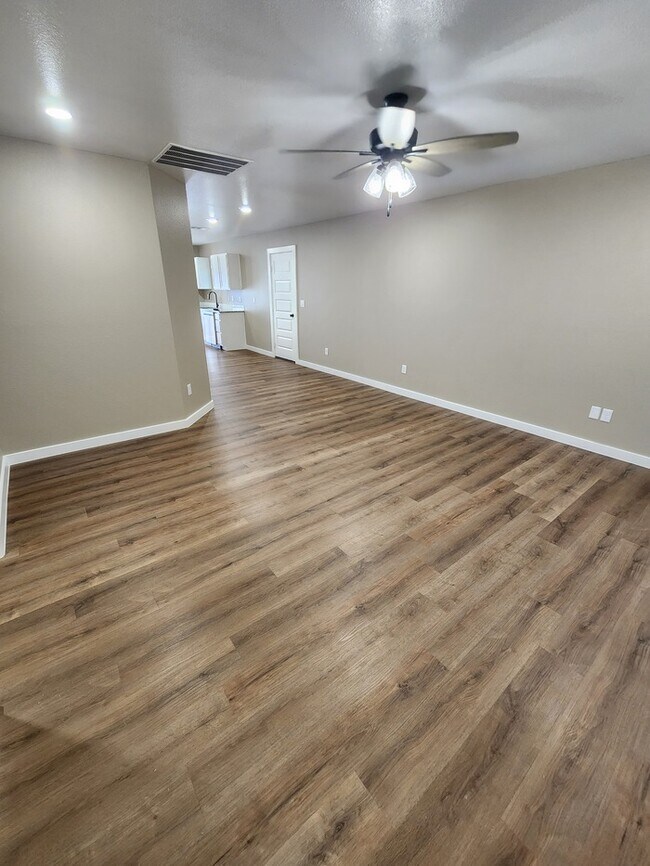 Foto del edificio - 3 bed 2 bath home, 1 car garage