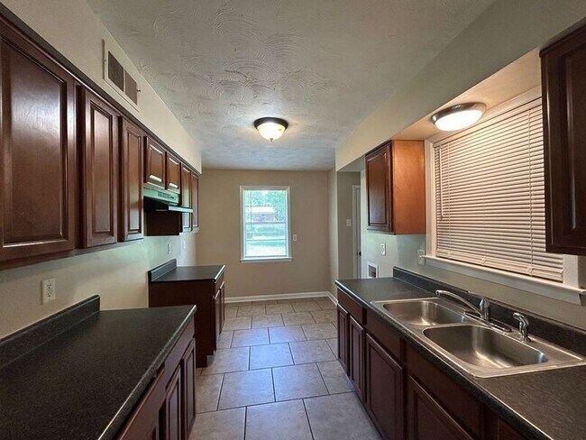 Building Photo - 2244 Pamela Dr