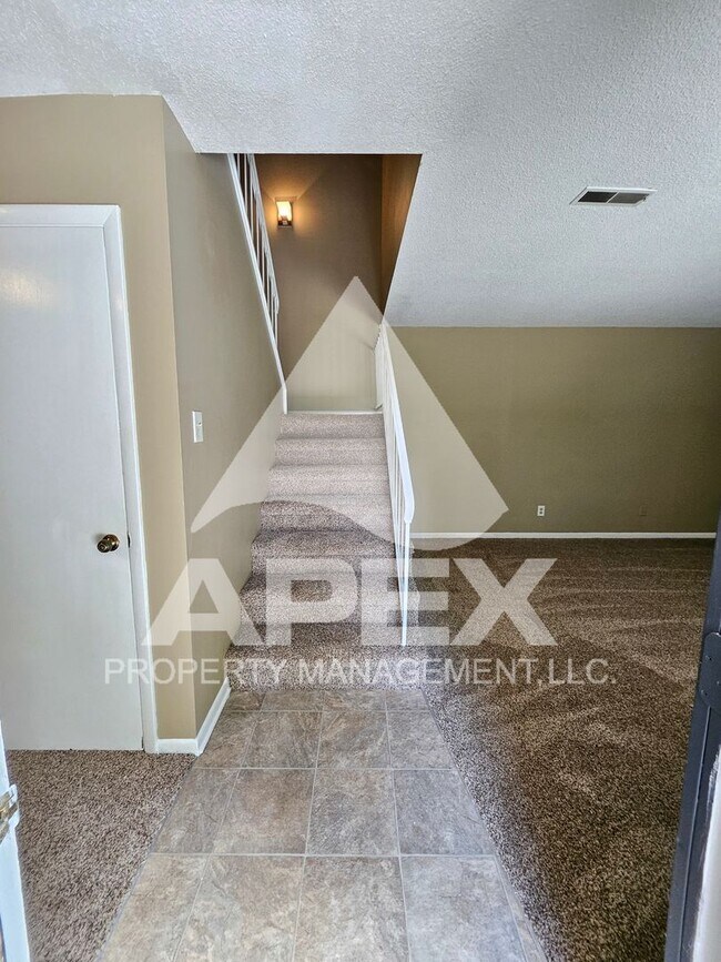 Foto del edificio - NICE - 2 Bedroom 1.5 Bath Townhouse WEST o...