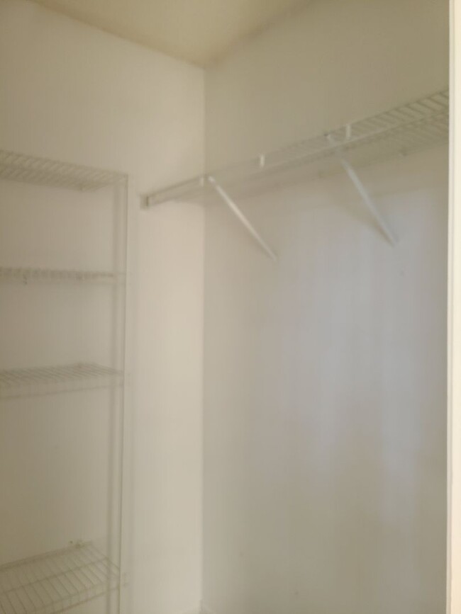 Building Photo - 3 Bedroom Condo, close to airport & shoppi...