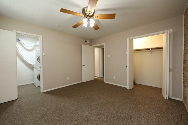 Foto del edificio - 7727 Meadow Park Dr