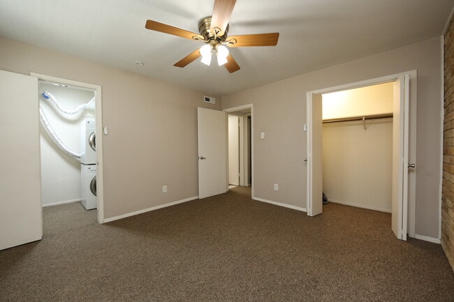 Building Photo - 7727 Meadow Park Dr
