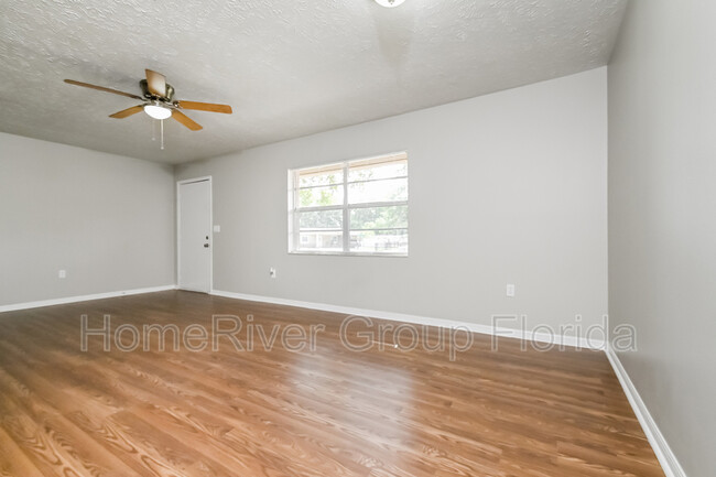 Foto del edificio - 2202 Oakview Ln