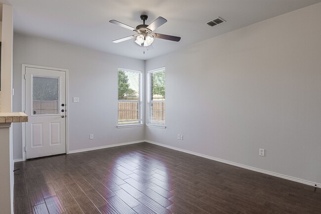 Building Photo - Beautiful 3 Bedroom, 2.5 Bath duplex locat...
