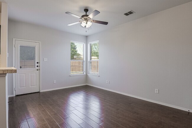 Foto del edificio - Beautiful 3 Bedroom, 2.5 Bath duplex locat...