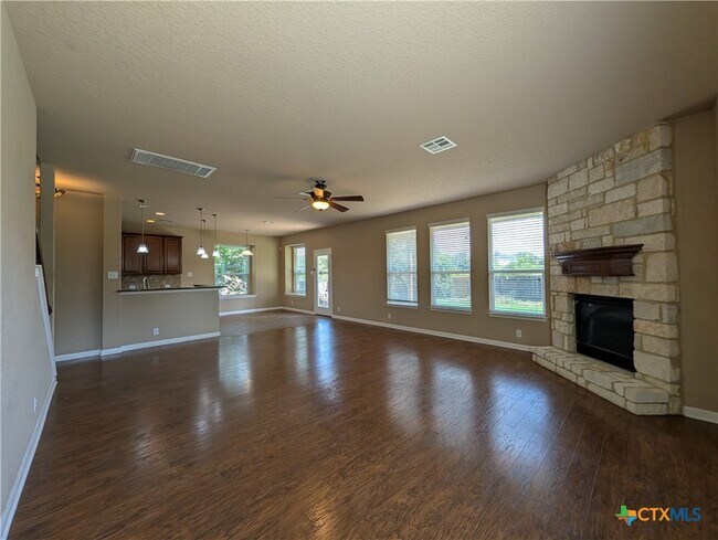 Building Photo - 212 Oak Creek Way