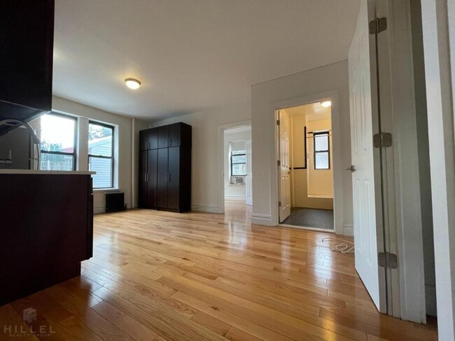 Building Photo - 2 bedroom in ASTORIA NY 11105