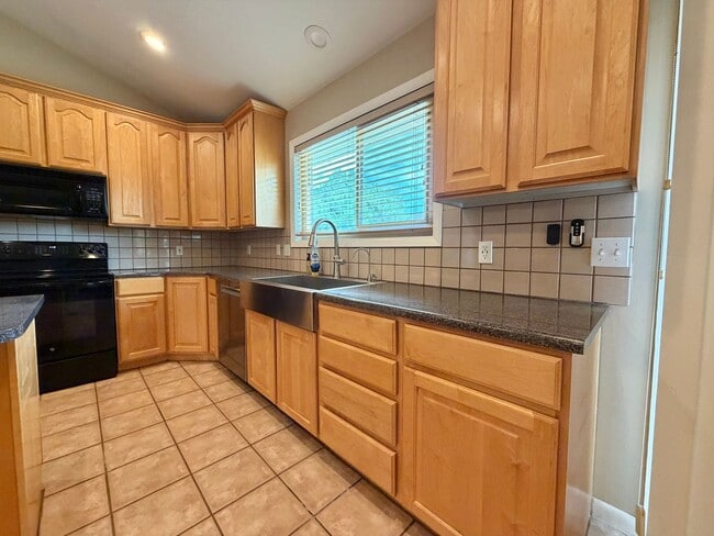 Building Photo - 961 Golden Pheasant Dr