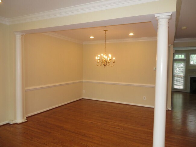 Foto del edificio - Beautiful 3-level colonial-style town home...