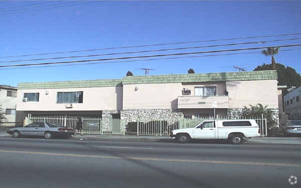 Building Photo - 14835 Vanowen St