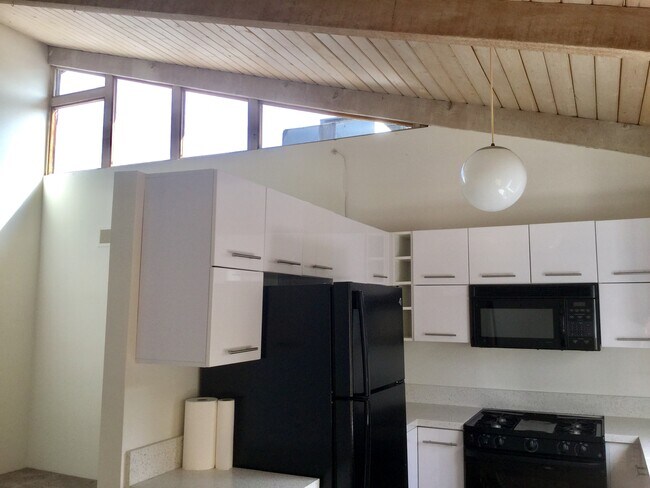 Foto del edificio - 2493 1/2 S Barrington Ave