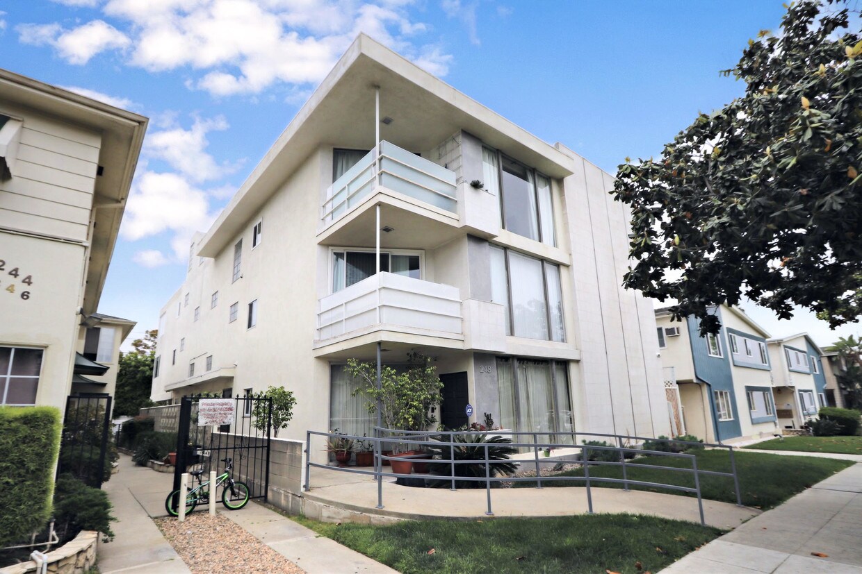 Foto principal - 248 S Doheny Dr