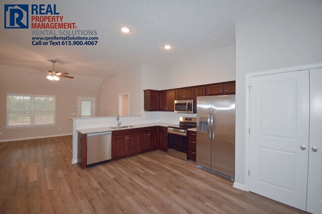 Foto del edificio - LIKE NEW 3 bedroom home in Shelbyville! At...