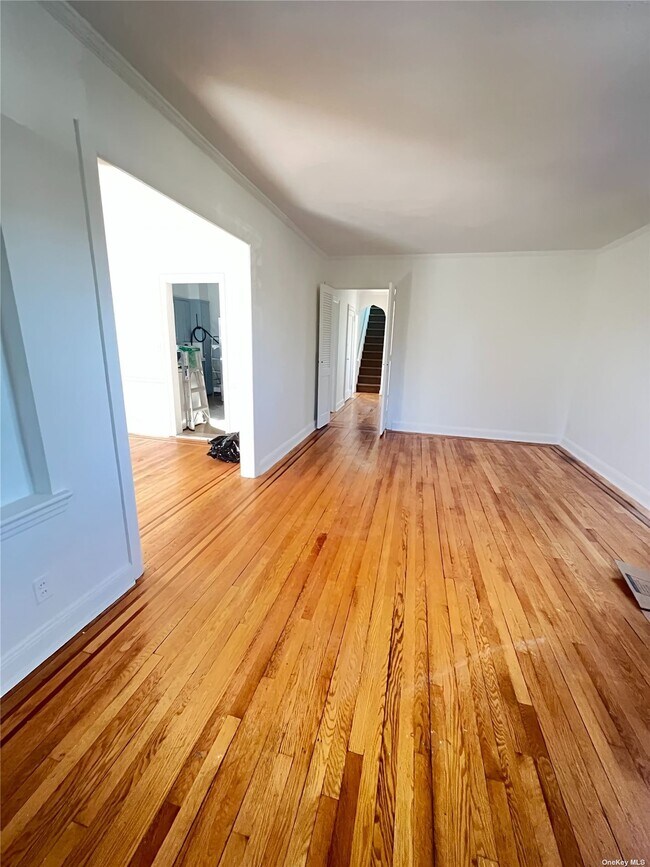 Foto del edificio - 64-02 Ellwell Crescent
