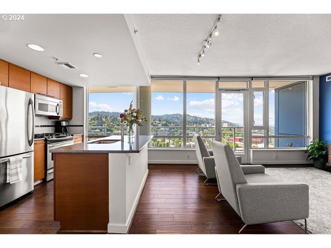 Foto principal - PHENOMENAL 180 Degree VIEWS! 2 bed, 2 bath...