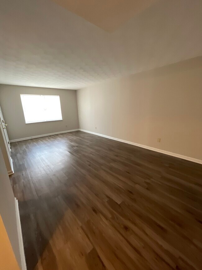 Foto del edificio - 1320 Millerwood Ct