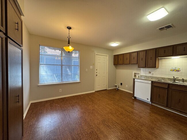 Foto del edificio - Duplex *LEASING SPECIAL AVAILABLE*