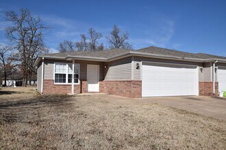 Building Photo - 1717 W Redbud Dr