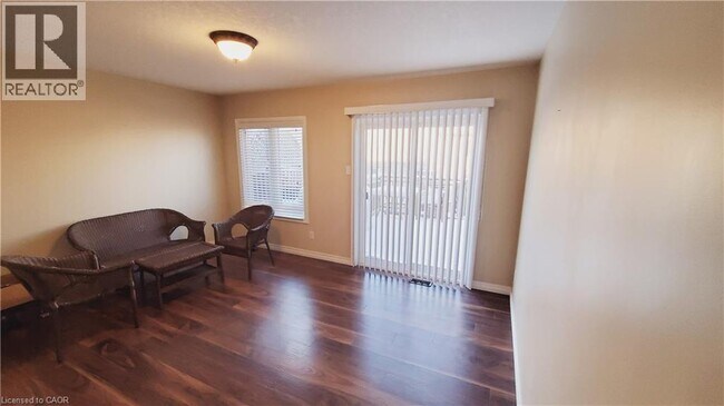 Photo du bâtiment - 10 Foxglove Crescent