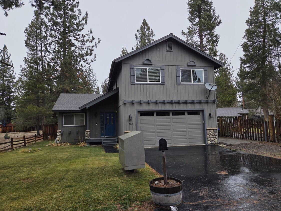 Primary Photo - Large mountain home with 2 car garage