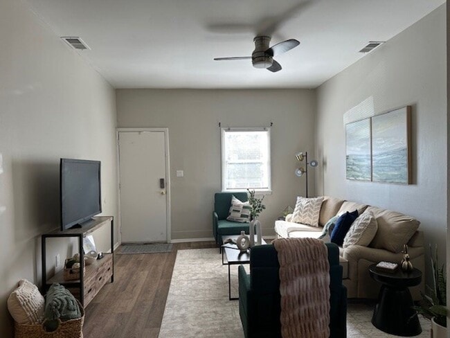Building Photo - Welcome to this 3 Story 3 Bedroom, 2 Bathr...