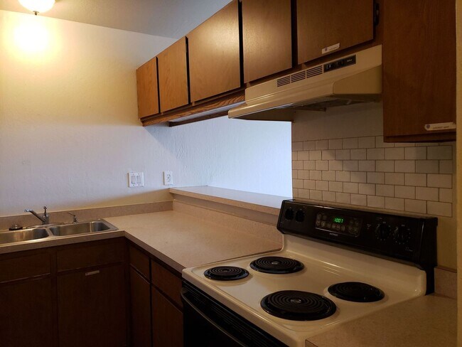Foto del edificio - WAILUKU MANOR 1 BD. 1 BA. UNFURNISHED UNIT