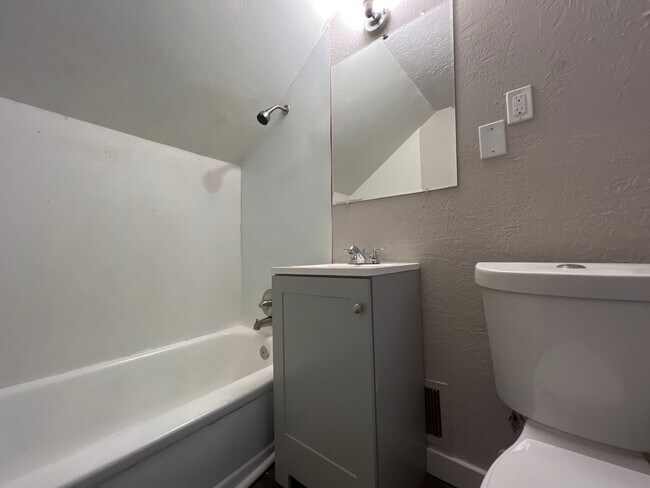Building Photo - 1548 Lingo St