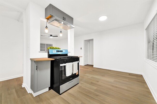 Foto del edificio - 3129 Airport Blvd