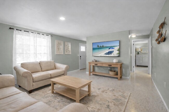Los muebles de la sala de estar que se muestran en las fotos pueden variar, ya que algunas piezas se utilizaron para la puesta en escena. Estamos al día - 709 84th St NW