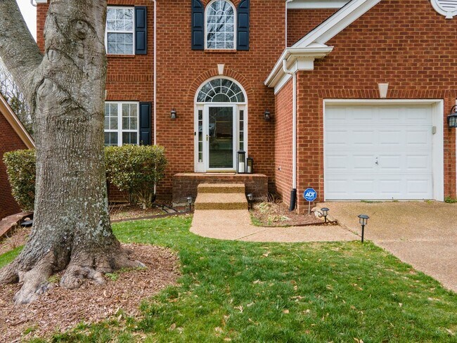 Foto del edificio - **UPDATED BRENTWOOD HOME THAT DOESN'T FEEL LIKE A RENTAL**