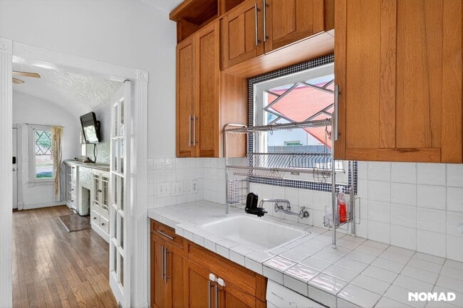 Foto del edificio - 1711 E Earll Dr
