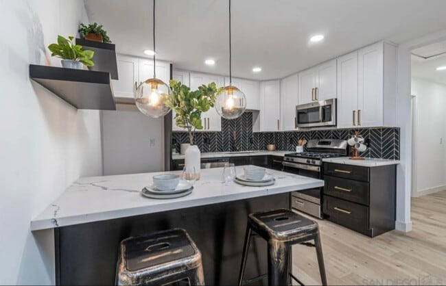 Building Photo - 5463 San Onofre Terrace