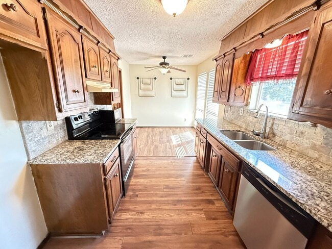 Building Photo - Vaulted Ceilings, Large Great Room! 3 bedr...