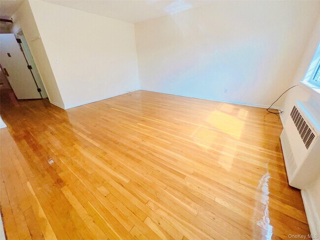 Foto del edificio - 61-50 219th St