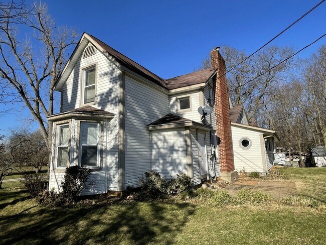 Foto del edificio - Beautiful Country Living with this 3 Bedroom, 2 Bathroom Farm House in Concord School District