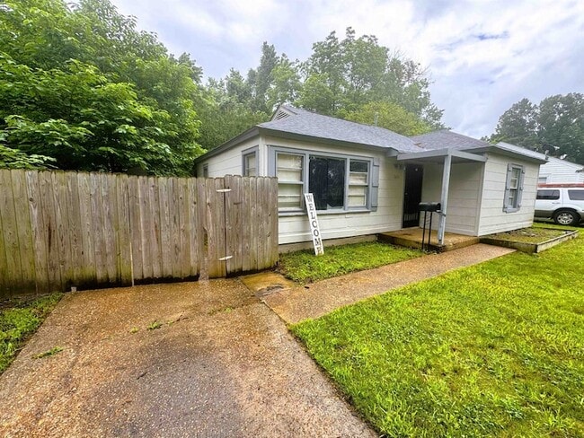 Building Photo - 1644 Russwood Rd