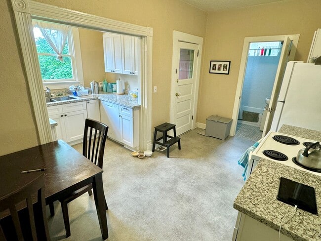 Building Photo - Kerns / Laurelhurst Area Bungalow with Fen...