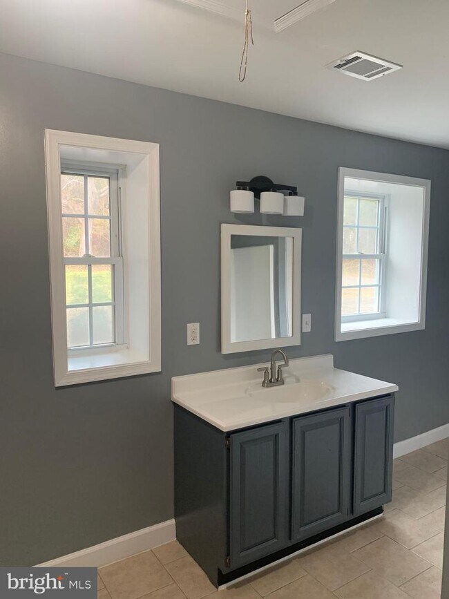 Foto del edificio - 36078 Carver Rd