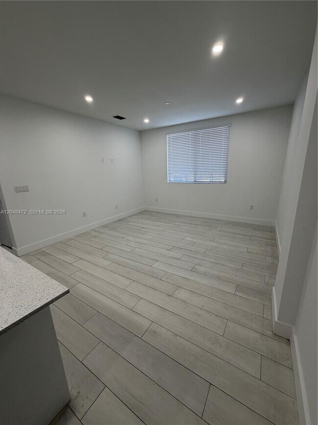 Foto del edificio - 879 E 24th St