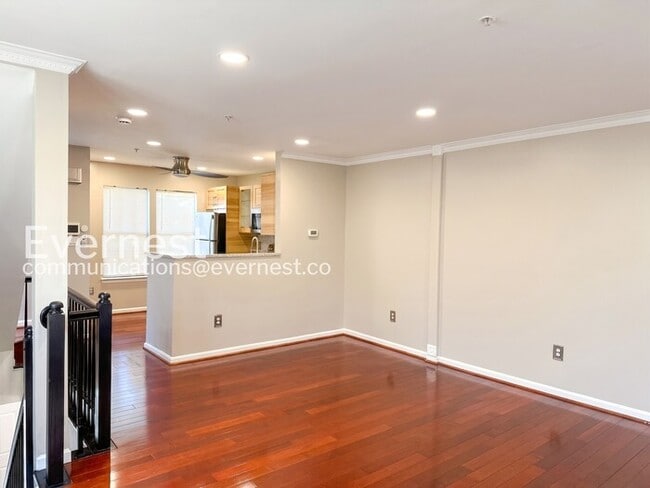 Building Photo - 2 Bed/1.5 Bath Townhome with Garage / Vouchers Accepted / Available Now!