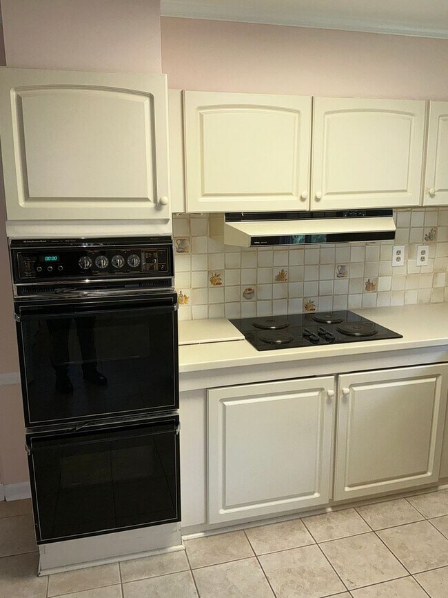 Building Photo - Very well maintained 4BR 2.5BA 5 level spl...