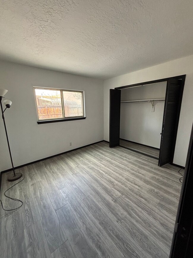 Building Photo - Newly Renovated 3 Bedroom 2 Bathroom 1,252...