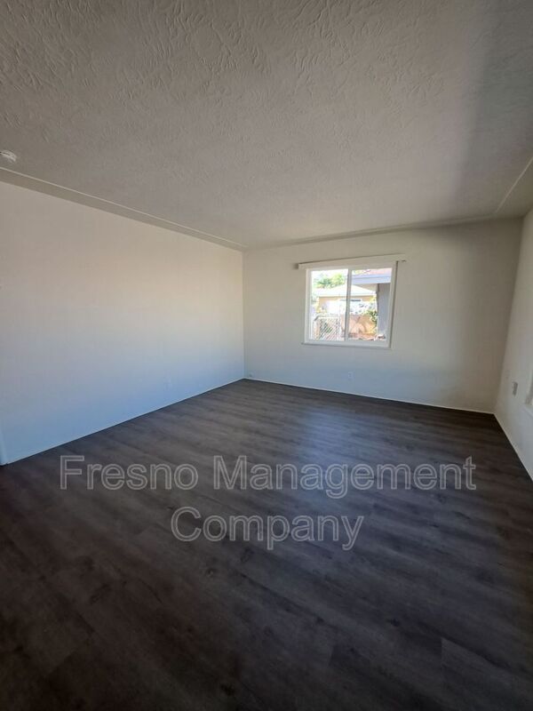 Foto del edificio - 3051 E Clinton Ave